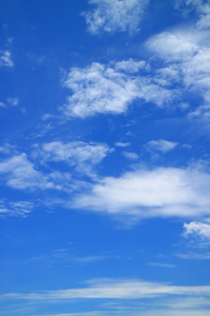 Imagen vertical del cielo azul vivo con nubes blancas puras