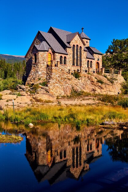 Imagen de la vertical del estanque con la reflexión del edificio de la iglesia en el desierto