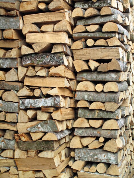 Foto imagen vertical de una pila de madera de haya para quemar