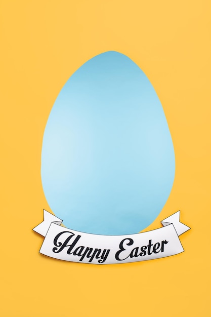 Imagen vertical de la tarjeta de felicitación de pascua con forma de huevo y saludos