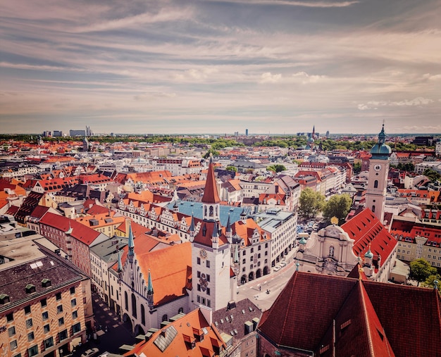 Imagen de viaje de estilo hipster con efecto retro filtrado de vista aérea de Munich Marienplatz y Altes Rathaus Baviera Alemania