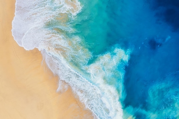 Imagen de viajes y vacaciones La costa como fondo desde la vista superior Fondo de agua azul desde el aire Paisaje marino de verano desde un dron Olas fuertes