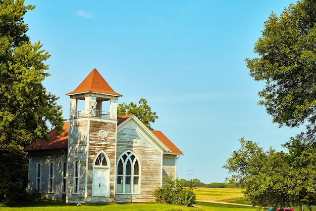 Imagen de la vieja iglesia vacía en el campo