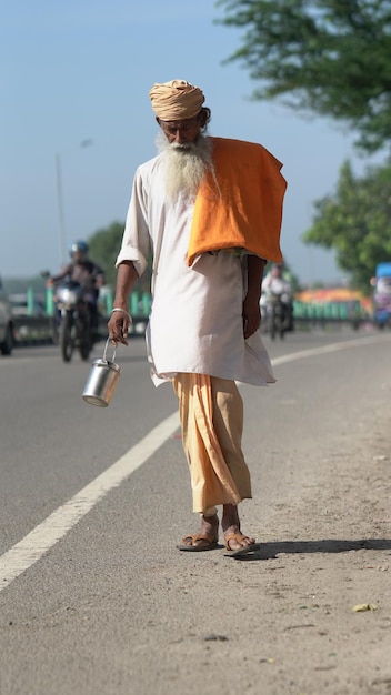 Una imagen de un viejo santo caminando al aire libre