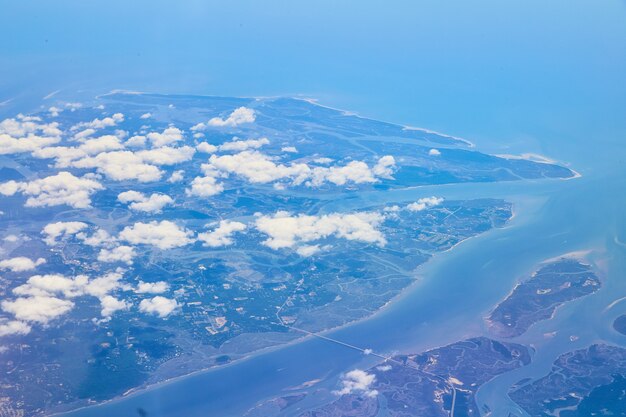 Imagen de la vista del avión de la tierra con nubes cubriendo