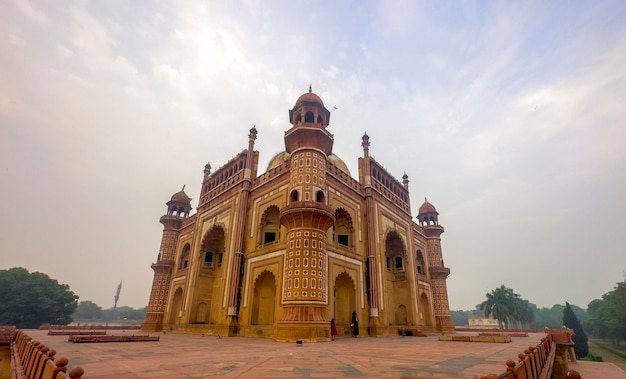 Imagen de vista gran angular de la tumba de Safdarjung Monumento en Nueva Delhi