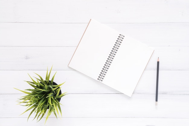 Imagen de la vista superior del cuaderno abierto con páginas en blanco en la mesa de madera