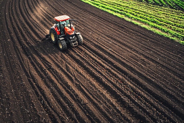 Foto imágenes aéreas de agricultores que operan tractores equipados con sementeras