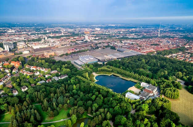 Imágenes aéreas de drones FPV del municipio de Bremen. Bremen es un importante centro cultural y económico en las regiones del norte de Alemania.