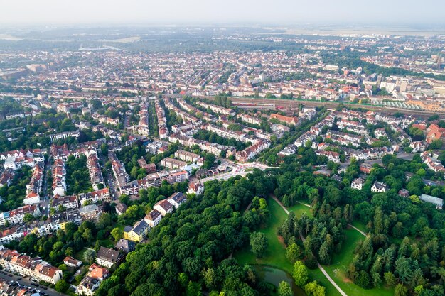 Imágenes aéreas de drones FPV del municipio de Bremen. Bremen es un importante centro cultural y económico en las regiones del norte de Alemania.