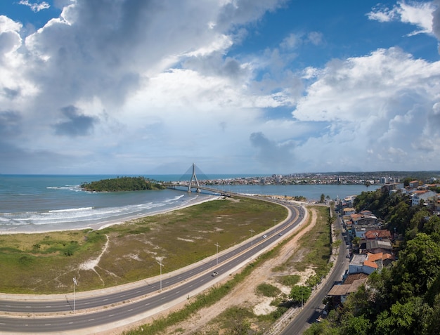 Imágenes aéreas de IlhÃ © us, Bahia con el nuevo puente atirantado IlhÃ © us-Pontal al fondo.