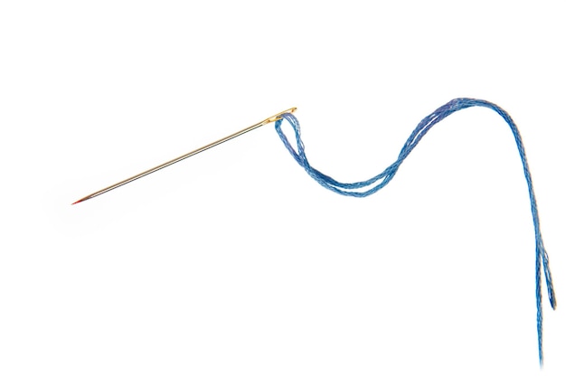 Imágenes de una aguja con un borde rojo y el hilo azul aislado sobre un fondo blanco