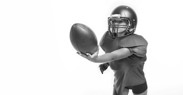 Imágenes en blanco y negro de una deportista con el uniforme de un jugador del equipo de fútbol americano. Concepto deportivo. Fondo blanco. Técnica mixta