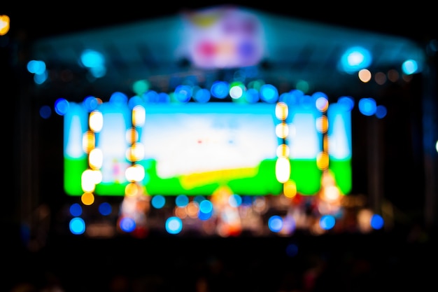 Imágenes borrosas del escenario del concierto lleno de luces bokeh por la noche.