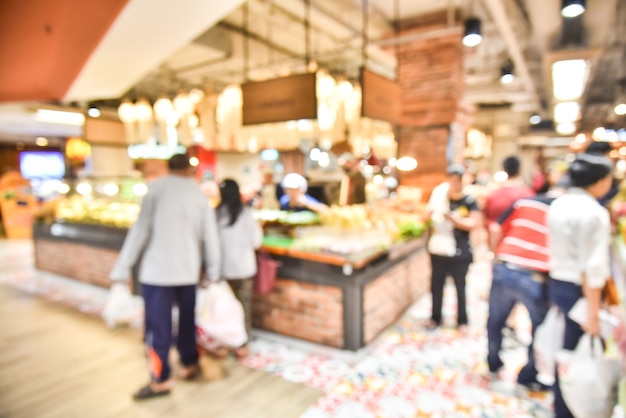 Imágenes borrosas, gente caminando de compras