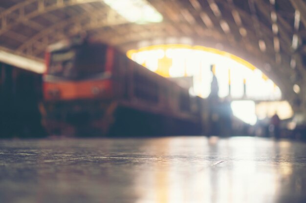 Imágenes borrosas de personas en la estación de tren.