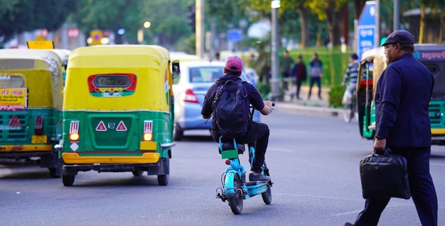 Imágenes de la calle india Imagen de la carretera india hermosa carretera limpia y gente alrededor de CP Nueva Delhi Delhi India 14 de enero de 2023