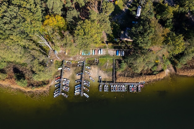 Imágenes de drones de un muelle con barcos alineados en el lago Alemania