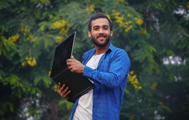 Imágenes de male student with laptop