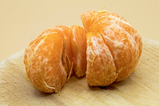 Imágenes de mandarina fruta sobre fondo naranja