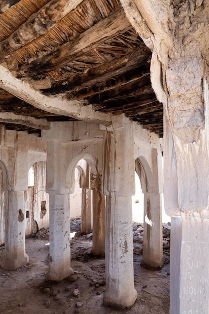 Imágenes de Marruecos. Las ruinas del gran salón de una mezquita en un ksar abandonado en el Atlas