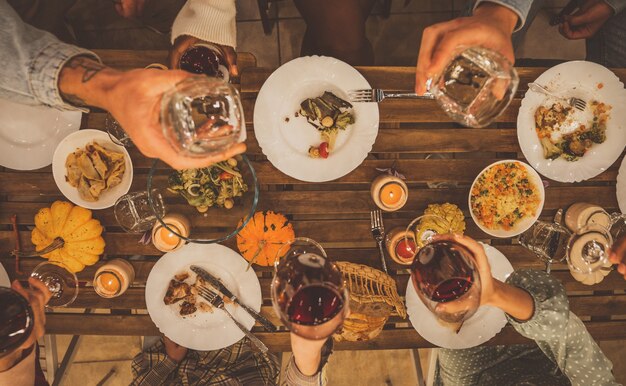 Imágenes de la narración de un grupo multiétnico de personas cenando en una azotea. Familiares y amigos hacen un reencuentro en casa