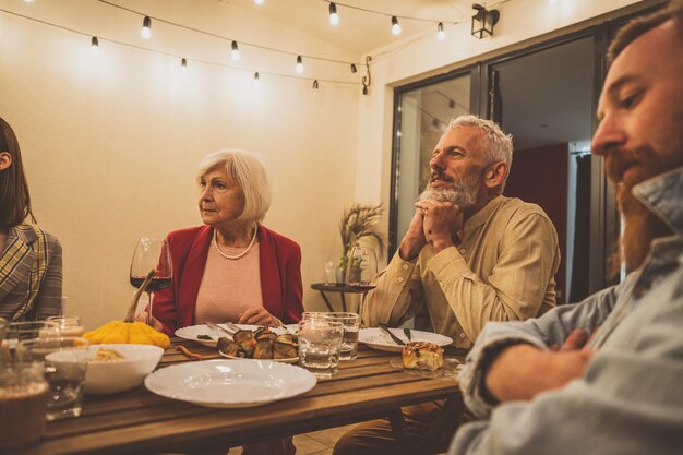 Imágenes de la narración de un grupo multiétnico de personas cenando en una azotea. Familiares y amigos hacen un reencuentro en casa