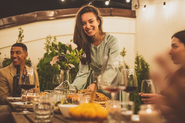 Imágenes de la narración de un grupo multiétnico de personas cenando en una azotea. Familiares y amigos hacen un reencuentro en casa