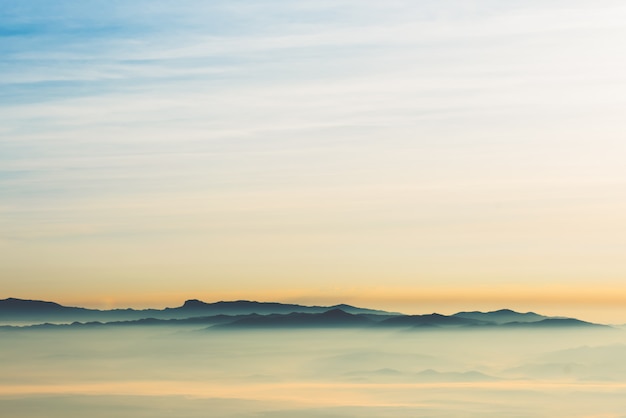 Imágenes del paisaje de las montañas complejas flotadas de la niebla en la mañana