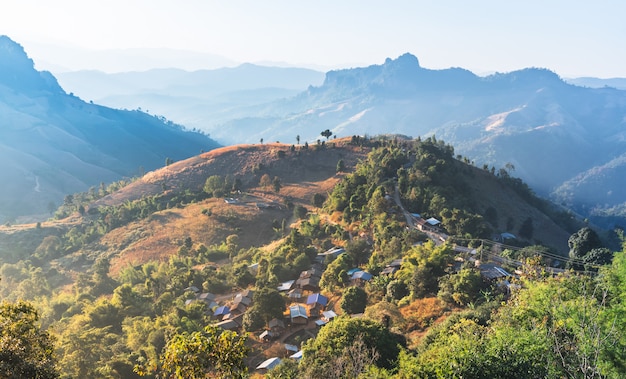 Imágenes del paisaje del pueblo rural que fue construido en una alta montaña