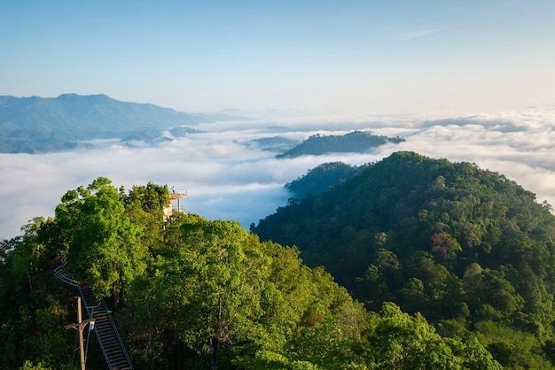 Imágenes de paisajes de atracciones en la provincia de Yala, sur de Tailandia. Toda la vía láctea. Hermosa niebla matutina, adecuada para viajar.