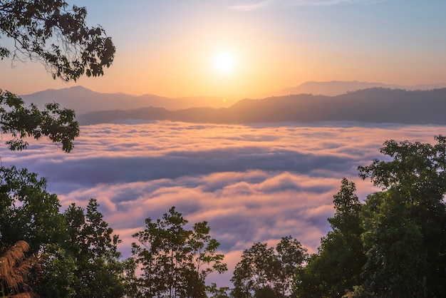 Imágenes de paisajes de atracciones en la provincia de Yala, sur de Tailandia. Toda la vía láctea. Hermosa niebla matutina, adecuada para viajar.