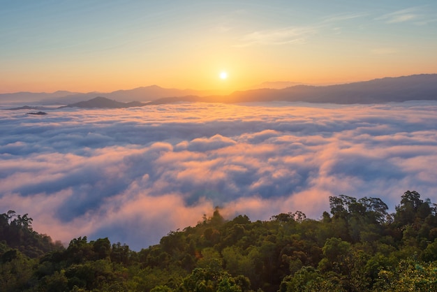 Imágenes de paisajes de atracciones en la provincia de Yala, sur de Tailandia. Toda la vía láctea. Hermosa niebla matutina, adecuada para viajar.