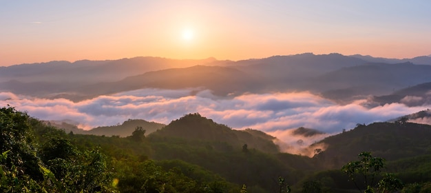 Imágenes de paisajes de atracciones en la provincia de Yala, sur de Tailandia. Toda la vía láctea. Hermosa niebla matutina, adecuada para viajar.