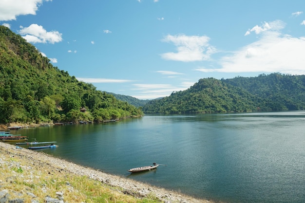 Imágenes de presas en Tailandia Consiste en masas de agua y montañas.