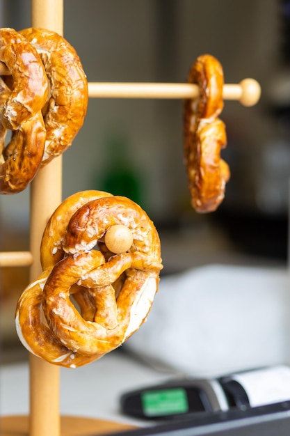 Imágenes de pretzels hechos a mano colgados en una vitrina en un restaurante alemán