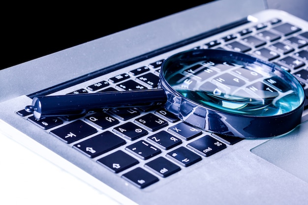 Imágenes de primer plano de la lupa en el teclado del portátil
