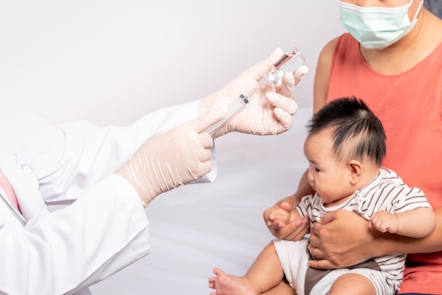 Foto imágenes de primer plano de la mano del médico que se prepara para vacunar contra el virus