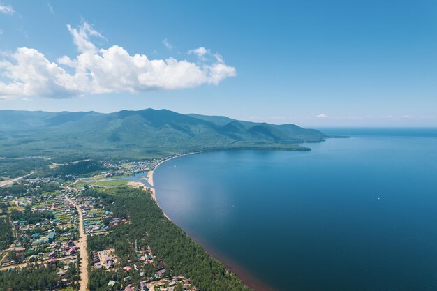 Imágenes de verano del lago Baikal es un lago de rift ubicado en el sur de Siberia, Rusia Vista del paisaje de verano del lago Baikal desde un acantilado cerca de Grandma's Bay. Vista de Drone.