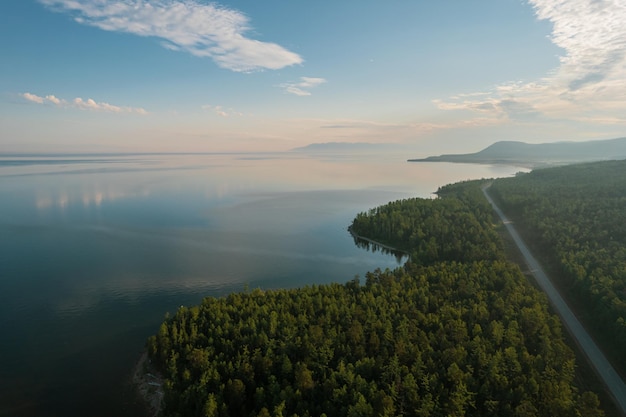 Las imágenes de verano del lago Baikal en la mañana son un lago de grietas ubicado en el sur de Siberia Rusia Lago Baikal vista del paisaje de verano Drone's Eye View