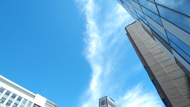 Imágenes de vista de ángulo bajo de hotel de oficina y edificio de estilo moderno de grandes almacenes en Sapporo Hokkaido