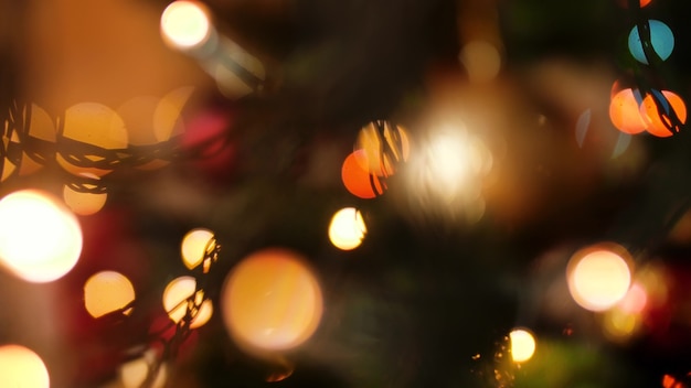 Imagens abstratas em close de guirlanda de luz brilhante e cintilante na árvore de Natal