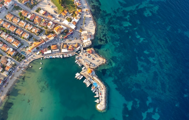 Imagens aéreas de drones da cidade de Mordogan Karaburun Izmir