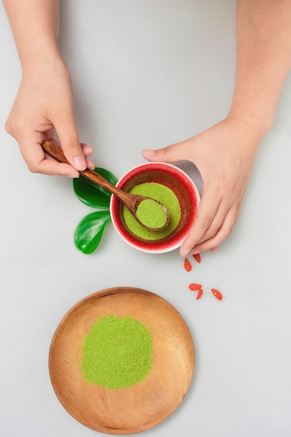 Imagens bonitas de matcha e bebidas matcha como preparar chá matcha no estúdio