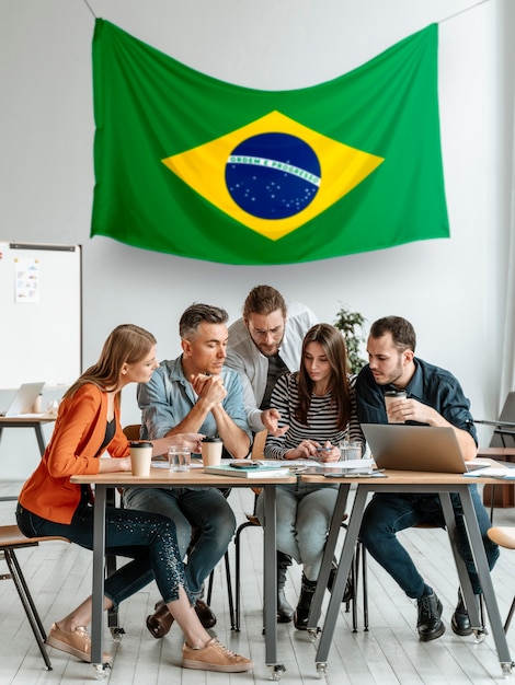 Imagens completas de pessoas a passarem tempo juntas.