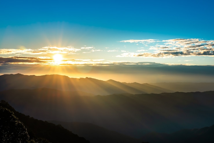 Foto imagens da paisagem do sol da manhã, onde um belo feixe de luz cobre a cordilheira