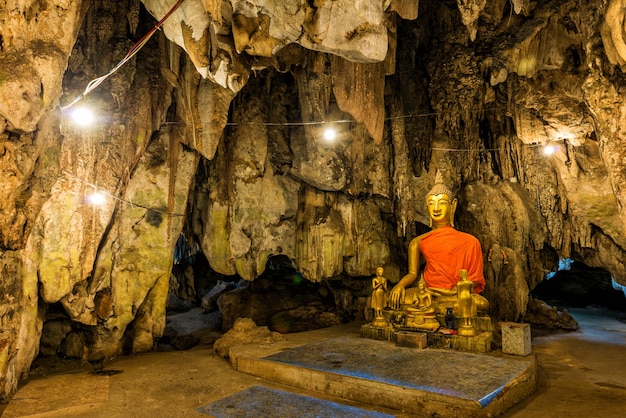 Imagens de Buda na caverna