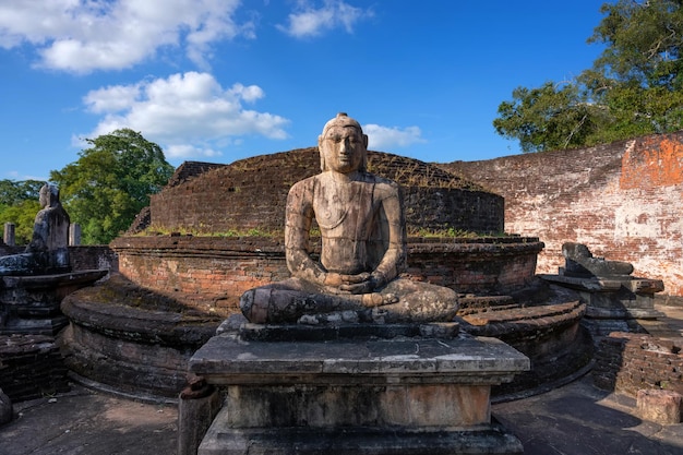 Imagens de Buda no templo vatadage em ruínas de polonnaruwa no sri lanka