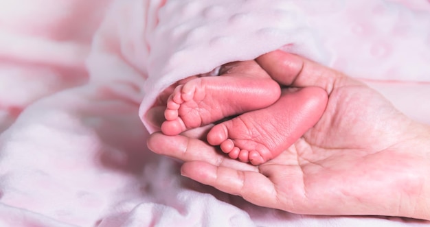 Imagens de close up Pés de bebês recém-nascidos asiáticos de 7 dias de idade colocados na mão da mãe