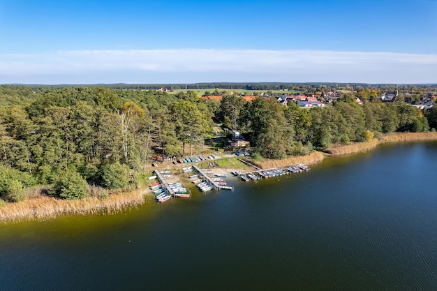 Imagens de drone de um píer com barcos alinhados no Lago Alemanha